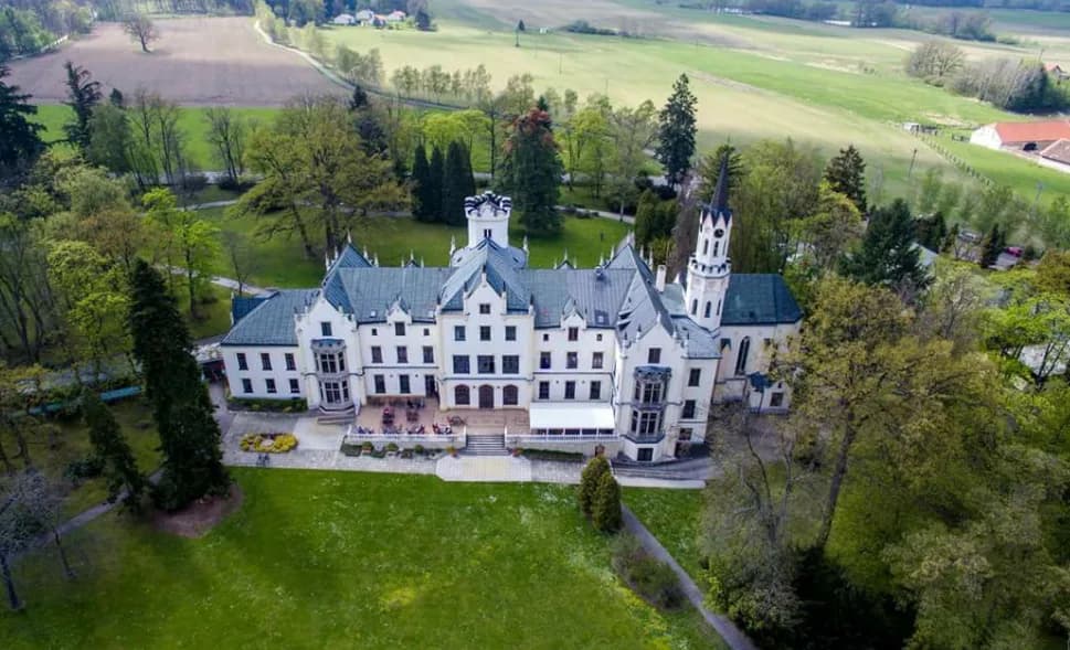 Lázně Vráž, historický zámek z ptačí perspektivy